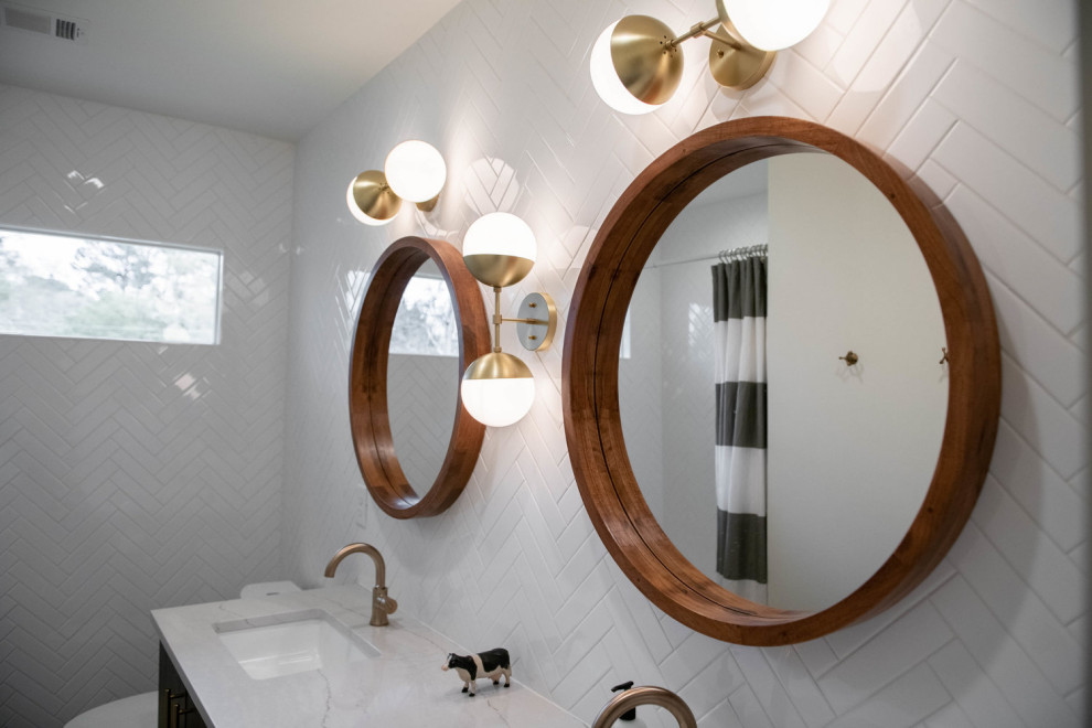 Esempio di una stanza da bagno minimalista di medie dimensioni con vasca/doccia, pareti bianche, lavabo sottopiano, doccia con tenda, top bianco, due lavabi e mobile bagno incassato