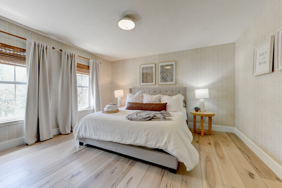 Immagine di un'ampia camera matrimoniale classica con pareti beige, pavimento in vinile, nessun camino, pavimento beige, soffitto ribassato e carta da parati