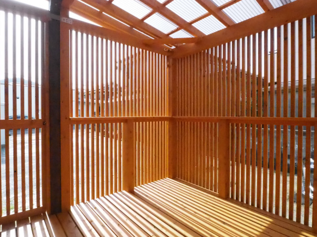 日の差し込むデッキ内 moderno-terraza-y-balcon
