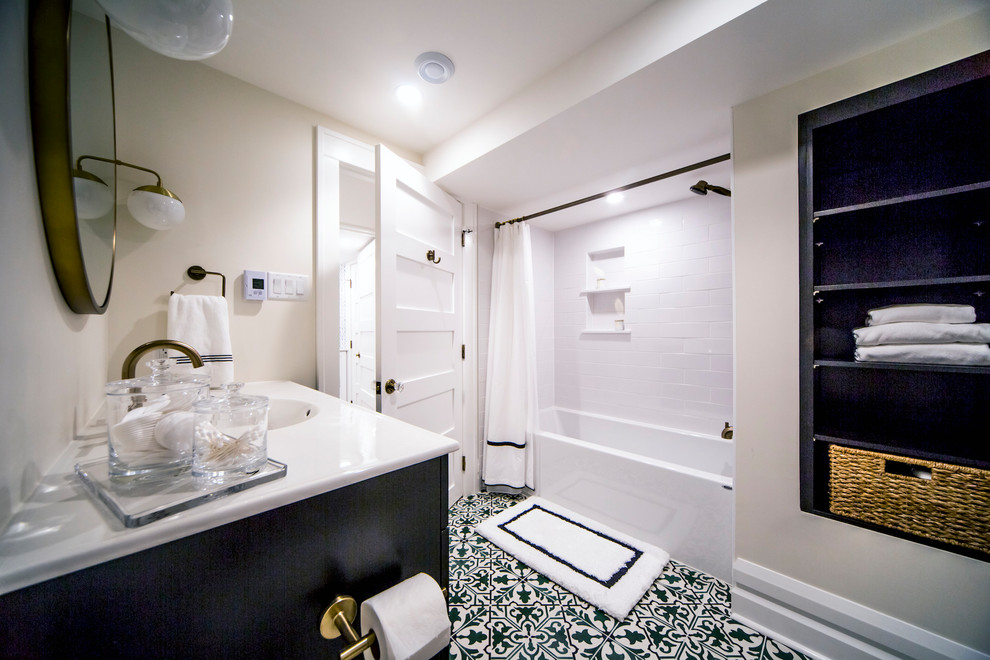 Mid-sized transitional kids' ceramic tile and green floor alcove bathtub photo in Ottawa with shaker cabinets, black cabinets, a two-piece toilet, beige walls, an integrated sink and quartzite countertops