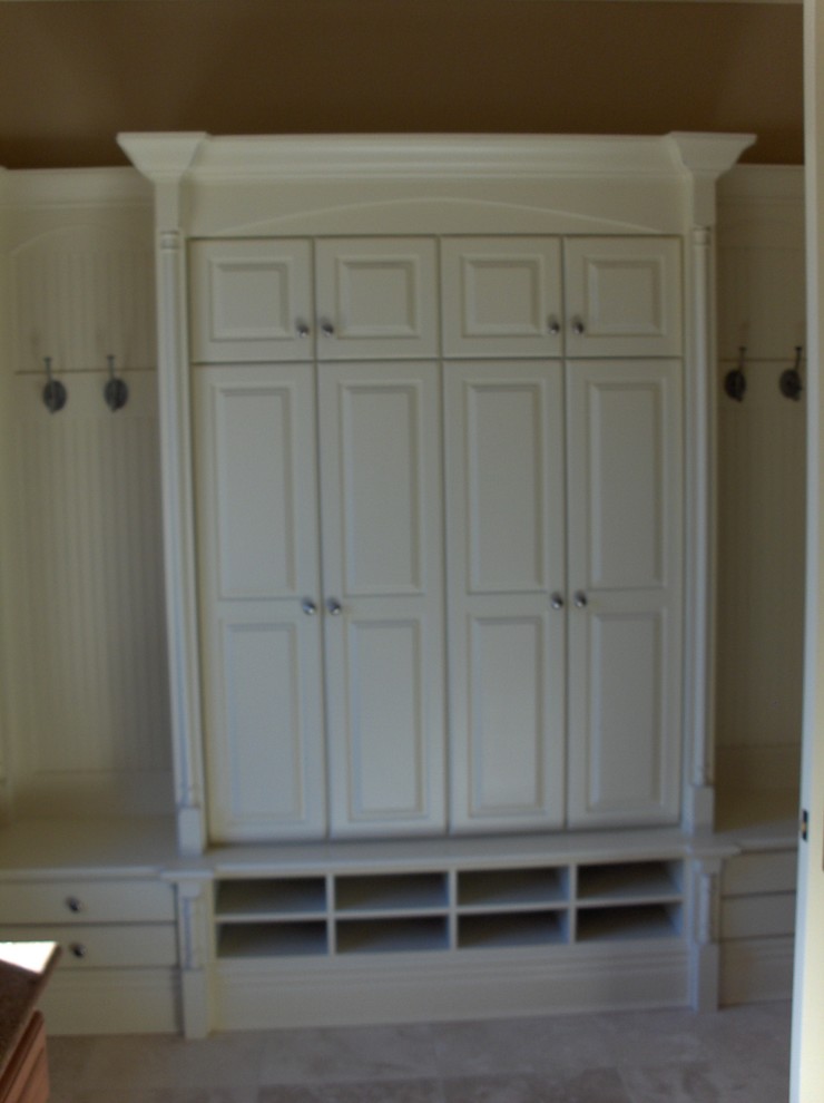 This is an example of a traditional laundry room in St Louis.
