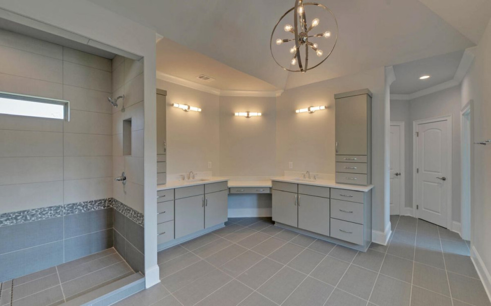 Imagen de cuarto de baño clásico renovado con armarios con paneles lisos