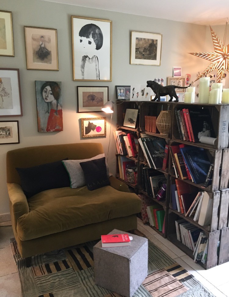 Inspiration for a large country open concept living room in Paris with a library, grey walls, a standard fireplace, a concrete fireplace surround, no tv and white floor.