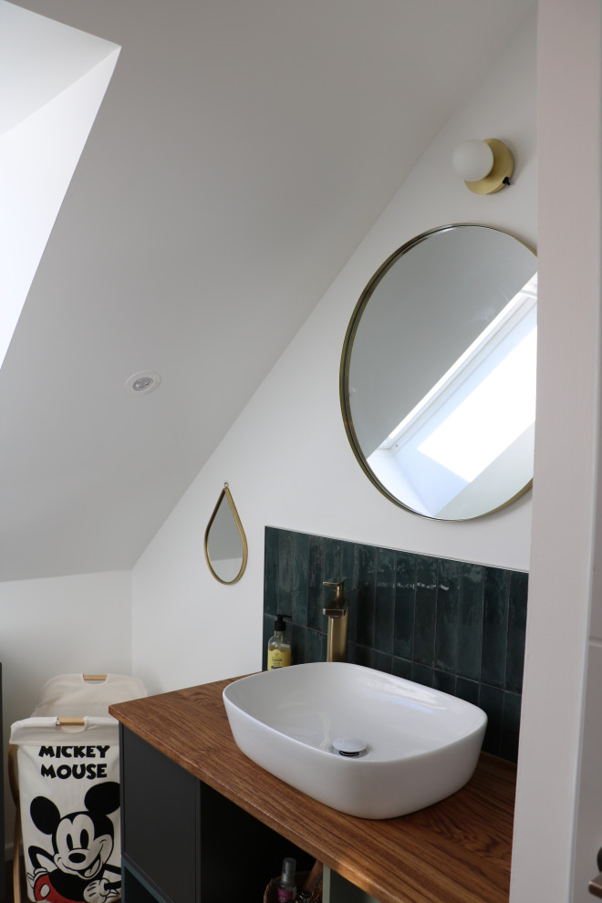 Idéer för ett mellanstort modernt brun badrum med dusch, med gröna skåp, en dusch i en alkov, en vägghängd toalettstol, stickkakel, vita väggar, bambugolv, ett fristående handfat, träbänkskiva, brunt golv och dusch med gångjärnsdörr