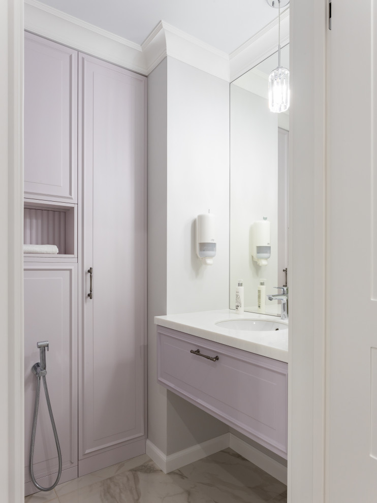 Inredning av ett klassiskt litet vit vitt toalett, med luckor med infälld panel, lila skåp, en vägghängd toalettstol, vit kakel, vita väggar, klinkergolv i porslin, ett undermonterad handfat, bänkskiva i kvarts och vitt golv