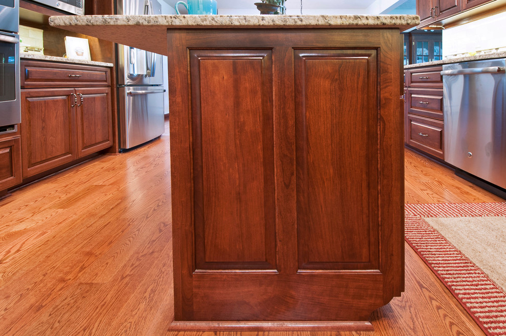 Transitional home design photo in Columbus