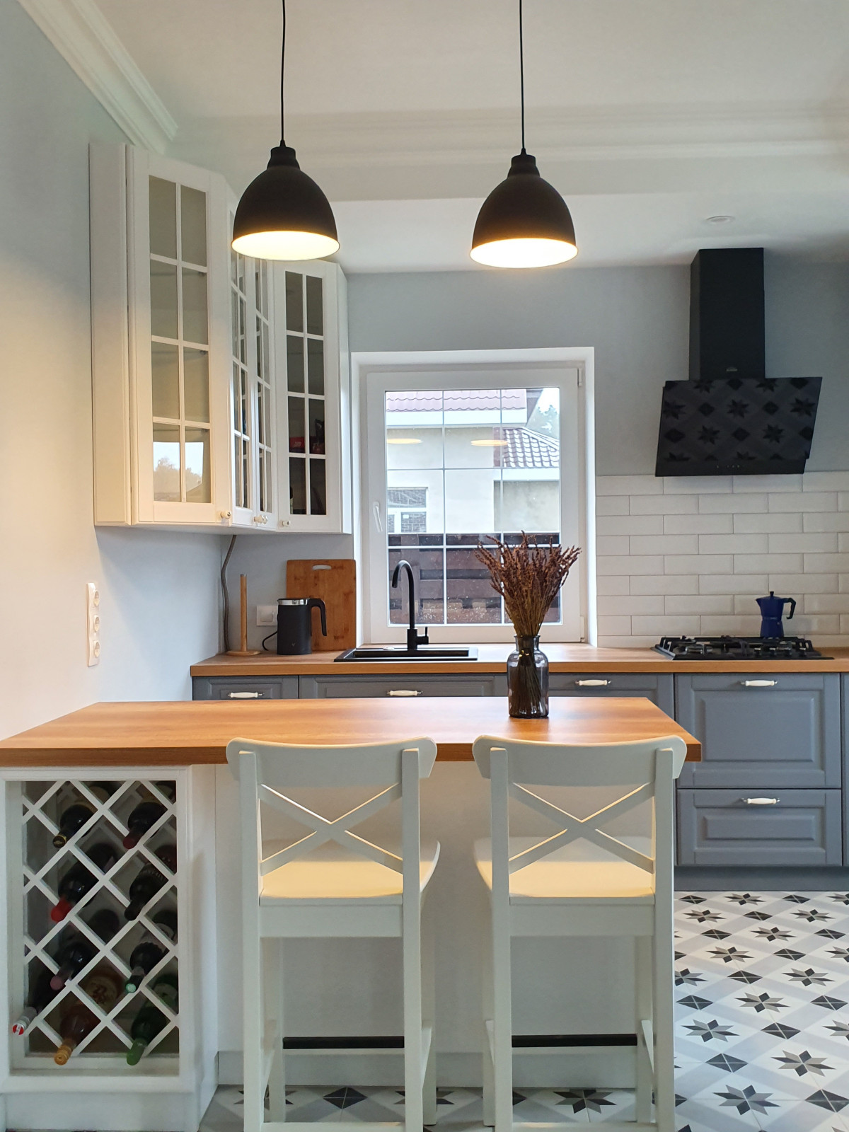 Кухня в неоклассическом стиле с полуостровом