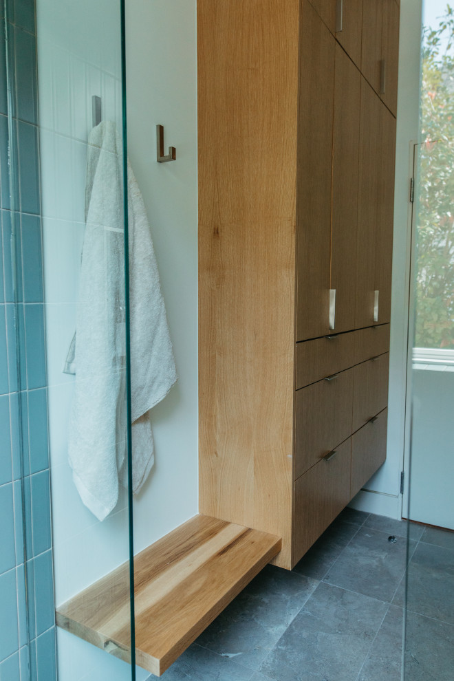 Идея дизайна: маленькая детская ванная комната в стиле модернизм с душем без бортиков, унитазом-моноблоком, синей плиткой, полом из керамической плитки, настольной раковиной, столешницей из дерева, серым полом, душем с раздвижными дверями, тумбой под одну раковину и подвесной тумбой для на участке и в саду