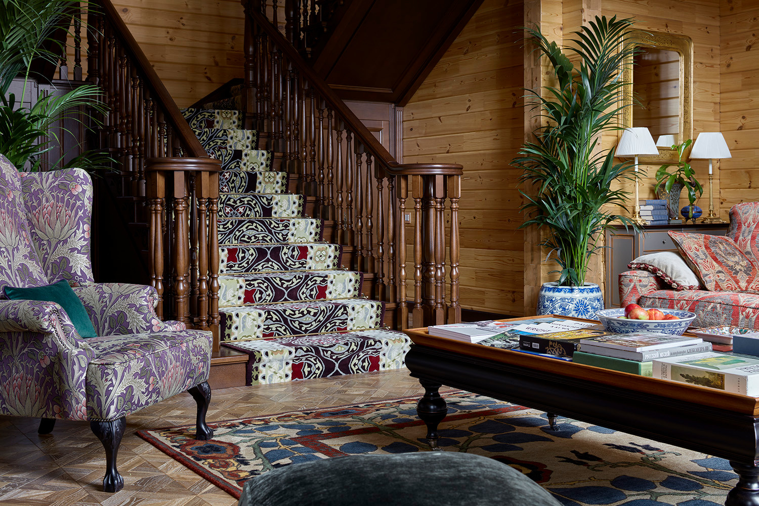 Лестница в доме из клееного бруса