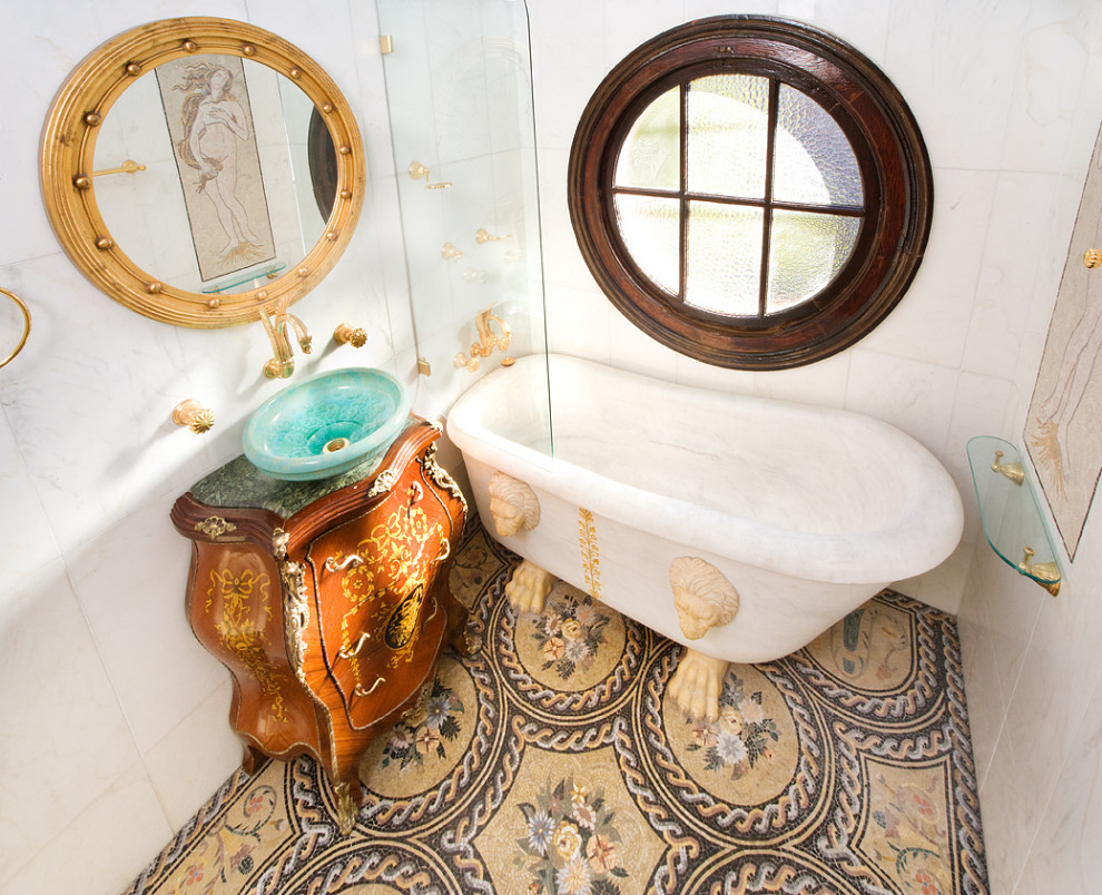 Идея дизайна: маленькая главная ванная комната в классическом стиле с фасадами островного типа, коричневыми фасадами, ванной на ножках, душем в нише, унитазом-моноблоком, бежевой плиткой, мраморной плиткой, белыми стенами, полом из мозаичной плитки, настольной раковиной, столешницей из гранита, шторкой для ванной, зеленой столешницей, тумбой под одну раковину, напольной тумбой, кессонным потолком и панелями на стенах для на участке и в саду