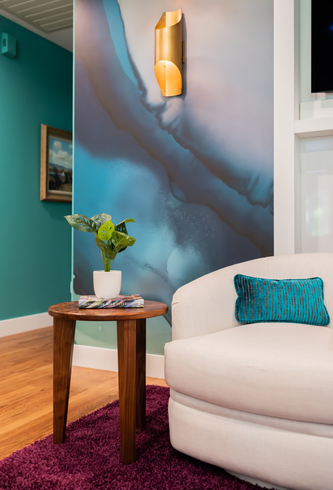 Свежая идея для дизайна: изолированная гостиная комната среднего размера в стиле модернизм с синими стенами, паркетным полом среднего тона, коричневым полом и обоями на стенах - отличное фото интерьера