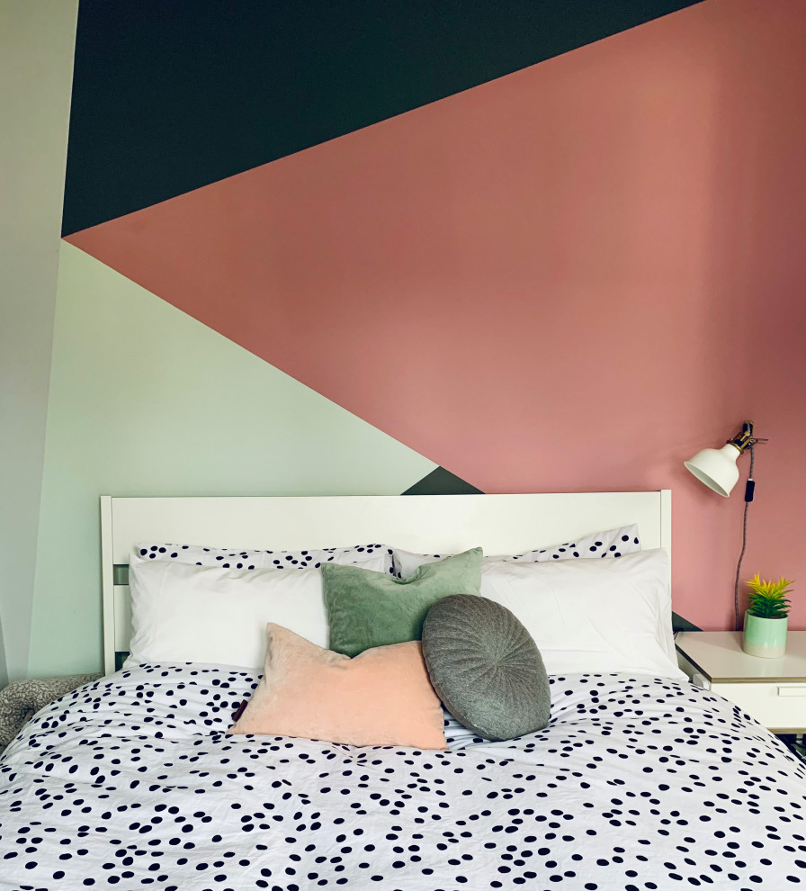 Пример оригинального дизайна: маленькая спальня в современном стиле с розовыми стенами, ковровым покрытием, серым полом и акцентной стеной для на участке и в саду