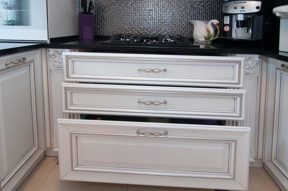 Классическая кухня в черно-белых тонах