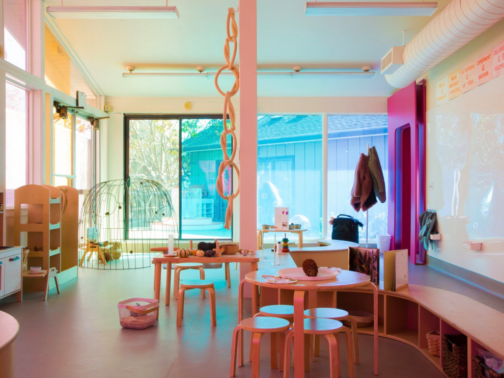 Idee per una cameretta per bambini da 1 a 3 anni minimalista di medie dimensioni con pareti beige e pavimento grigio