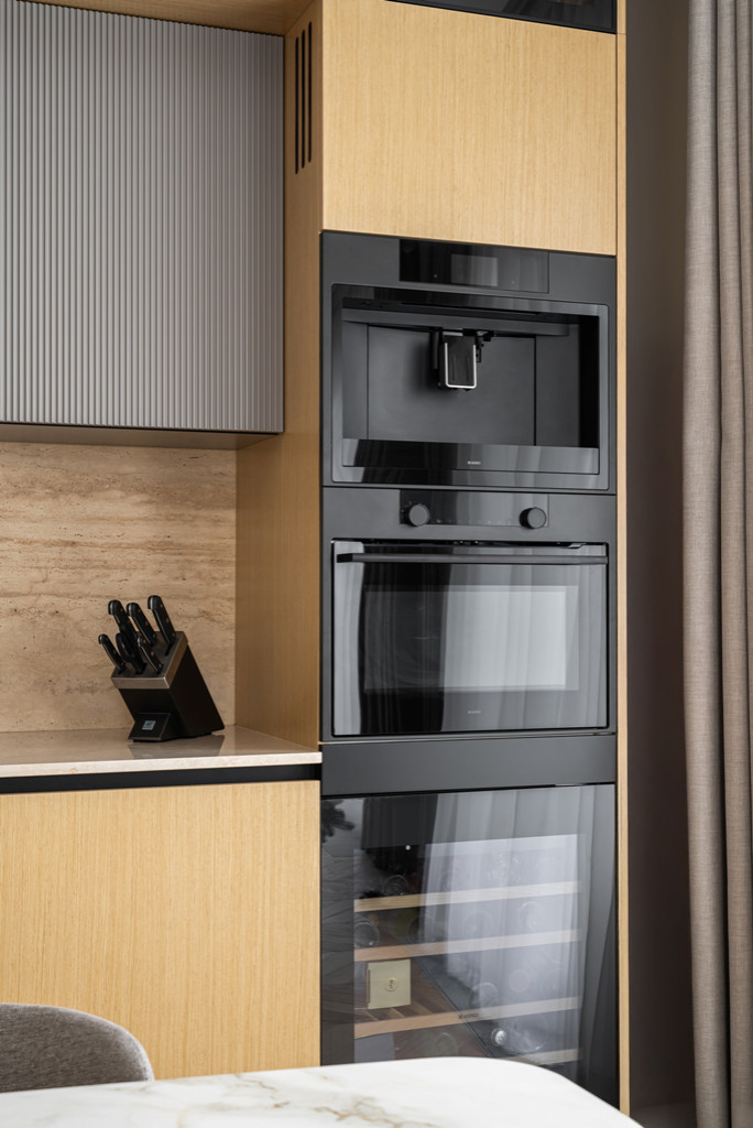 Современная кухня с фасадами из натурального шпона