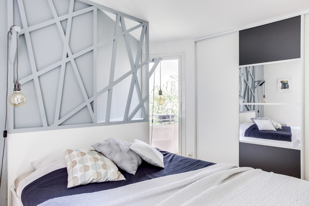 Photo of a mid-sized contemporary master bedroom in Paris with white walls.