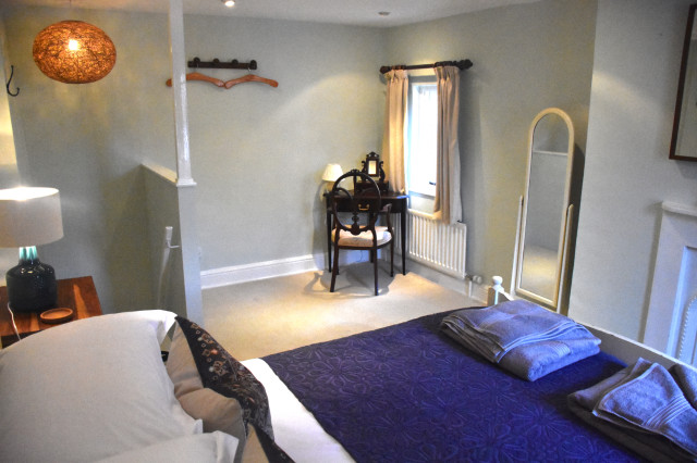 Airbnb Lechlade farmhouse-bedroom