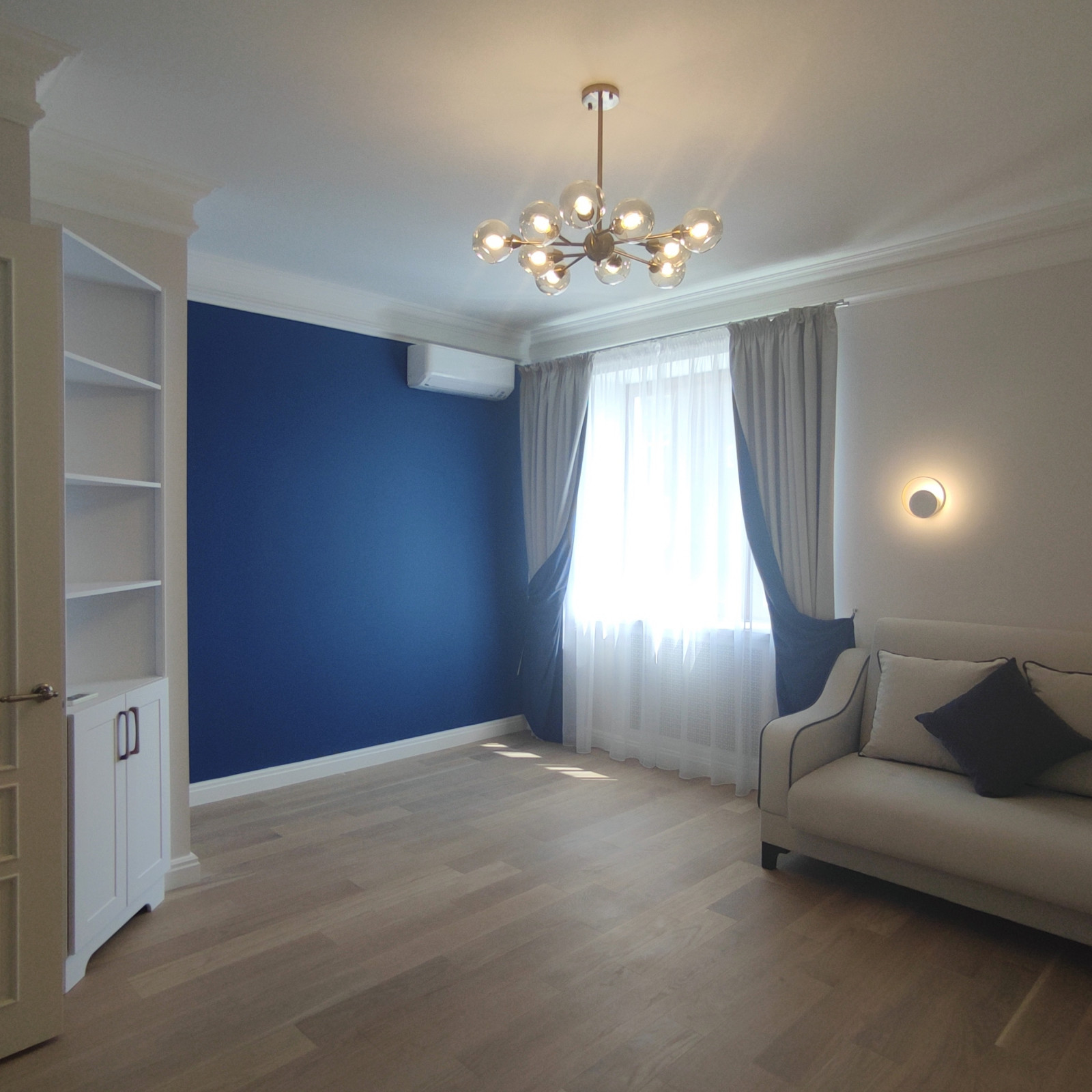 Двухуровневая светлая квартира в неоклассическом стиле