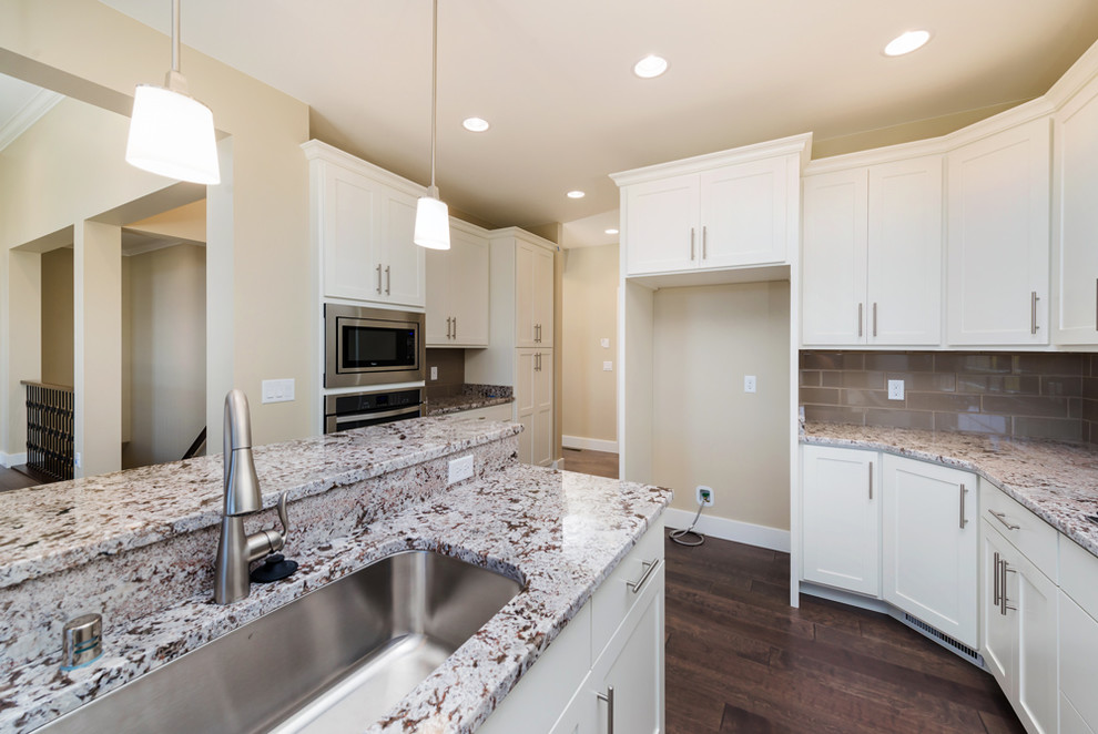 Kitchen - transitional kitchen idea