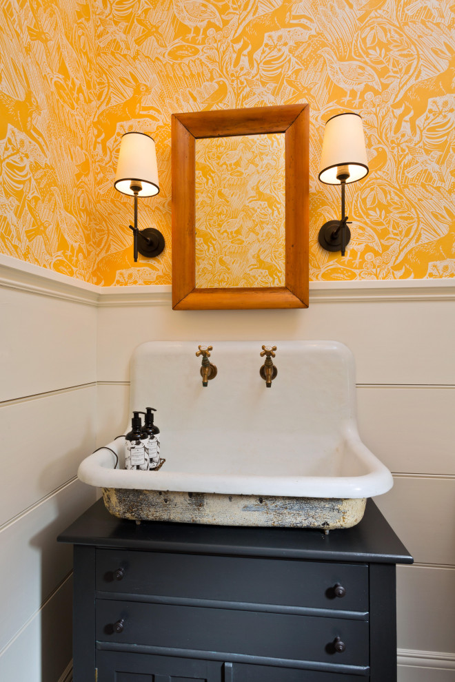 ニューヨークにあるラグジュアリーな広いトラディショナルスタイルのおしゃれなトイレ・洗面所 (青いキャビネット、木製洗面台、青い洗面カウンター、独立型洗面台、塗装板張りの壁) の写真