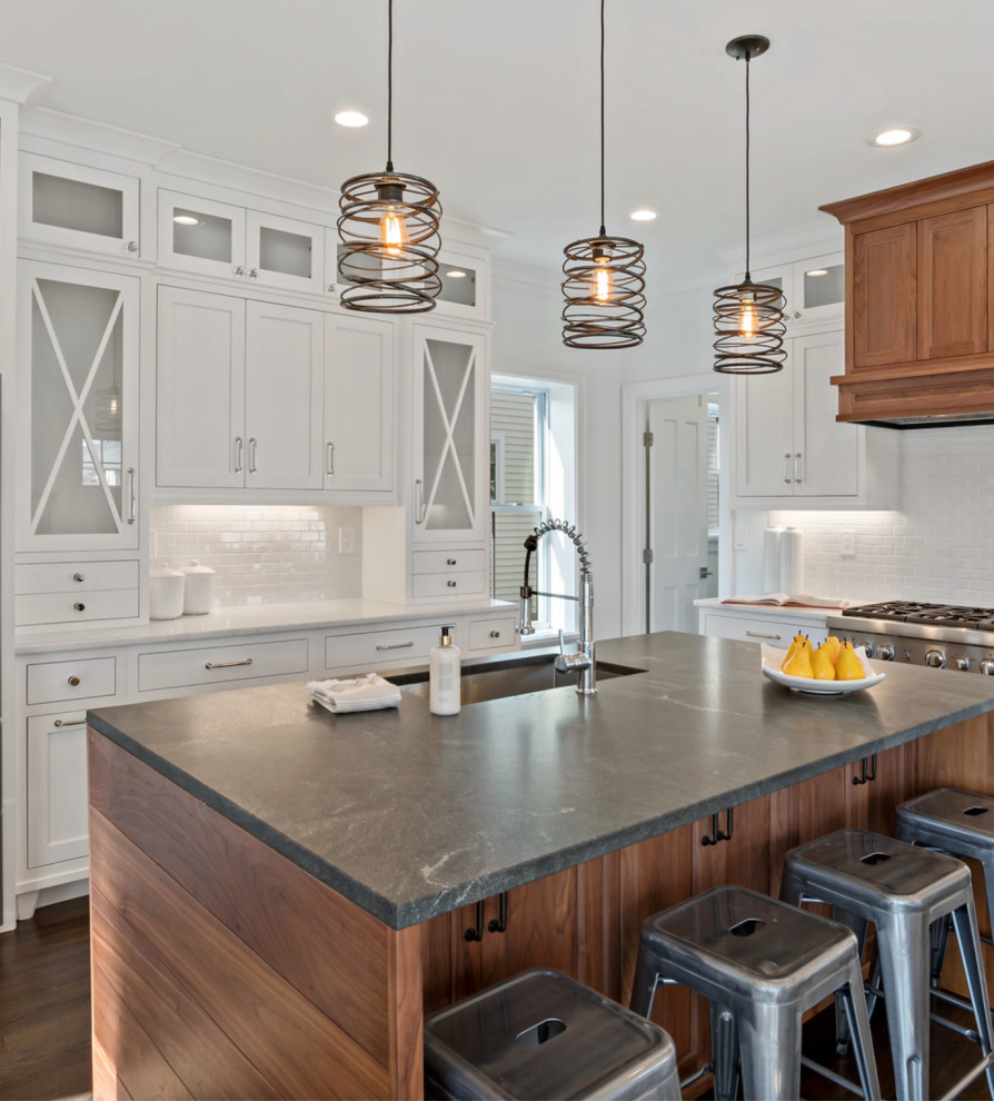 Eat-in kitchen - transitional u-shaped eat-in kitchen idea with an island