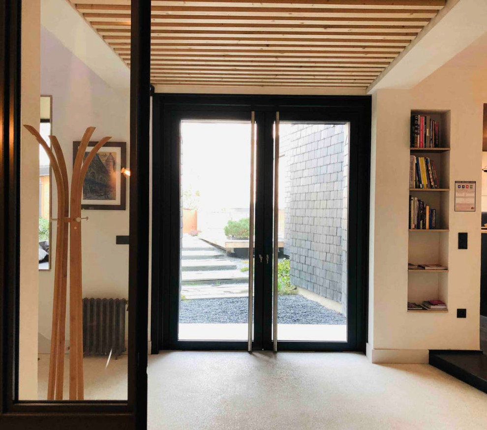Idée de décoration pour un grand hall d'entrée design avec une porte pivot, une porte noire, un sol blanc et un plafond en bois.