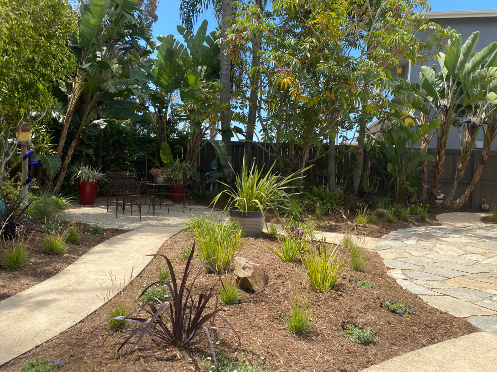 Esempio di un piccolo giardino eclettico esposto a mezz'ombra dietro casa con pavimentazioni in pietra naturale