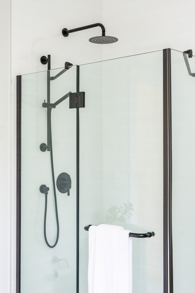 Inspiration for a transitional home design remodel in Toronto