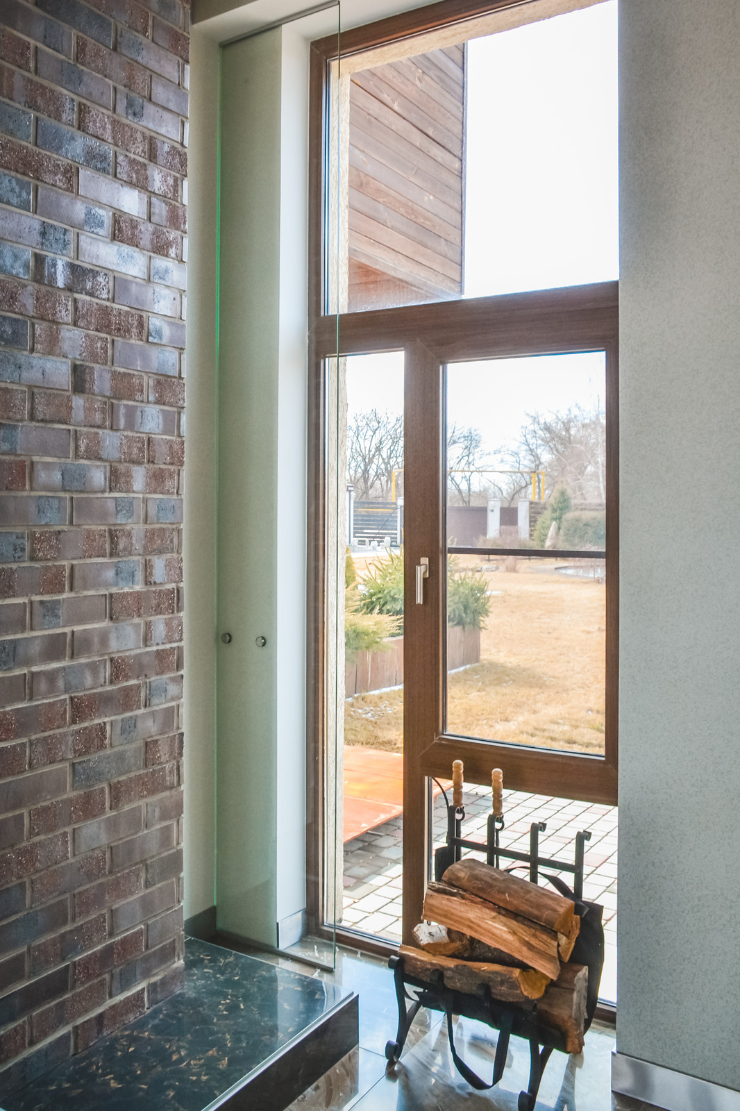 Загородный дом с лестницей-водопадом