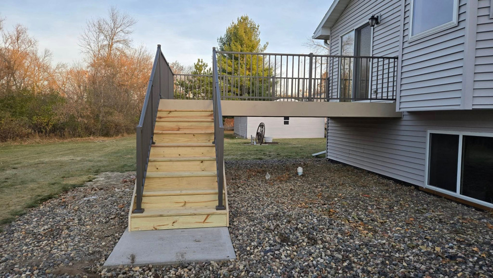 Darell Deck 12 x 16
