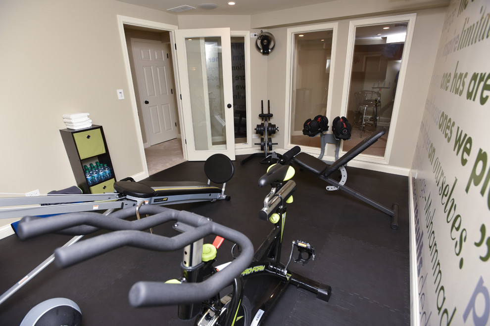Inspiration for a contemporary home weight room in Chicago with beige walls.