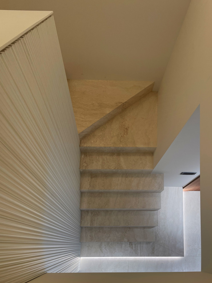 This is an example of a contemporary staircase in Milan.