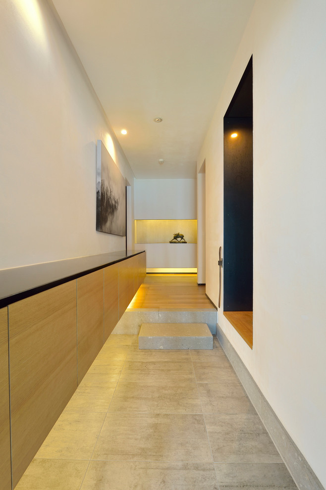 Design ideas for a contemporary hallway in Sapporo with white walls.