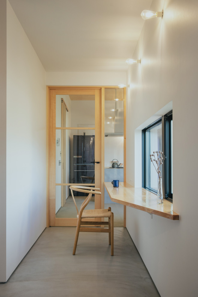 Источник вдохновения для домашнего уюта: коридор среднего размера в стиле модернизм с белыми стенами, бетонным полом, серым полом, потолком с обоями и обоями на стенах
