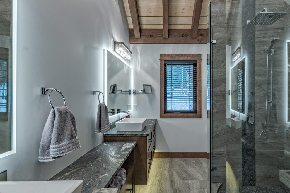 Стильный дизайн: огромная ванная комната в современном стиле с белыми стенами, душевой кабиной, встроенной тумбой и балками на потолке - последний тренд
