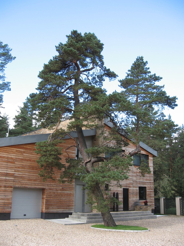 Дом в соснах у пруда