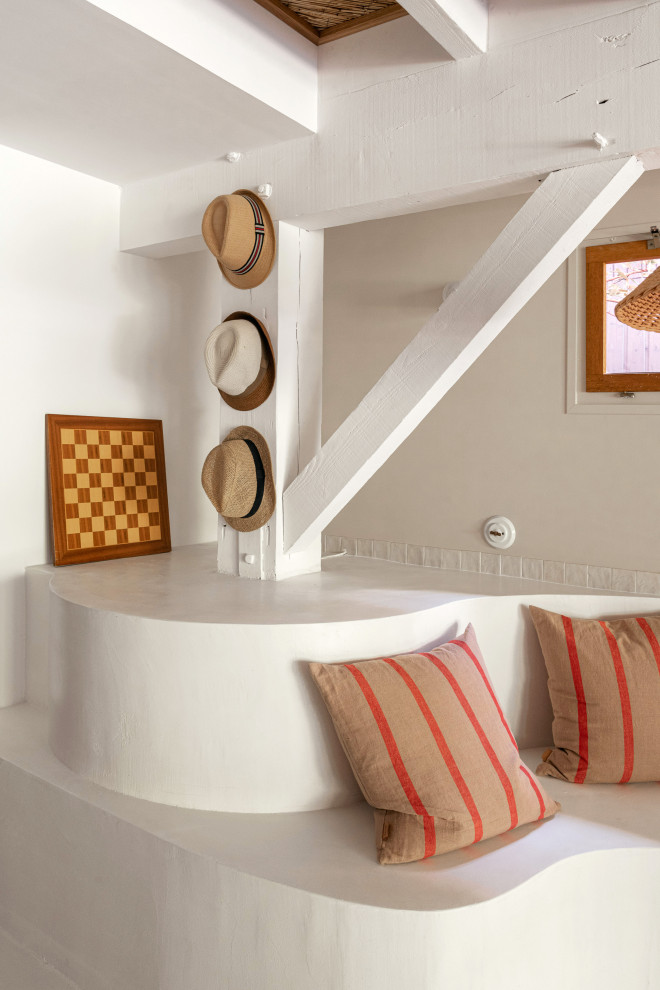 Diseño de bar en casa mediterráneo con encimera de cemento, suelo de cemento y suelo blanco