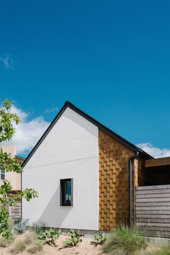 Идея дизайна: двухэтажный частный загородный дом среднего размера в скандинавском стиле с полувальмовой крышей