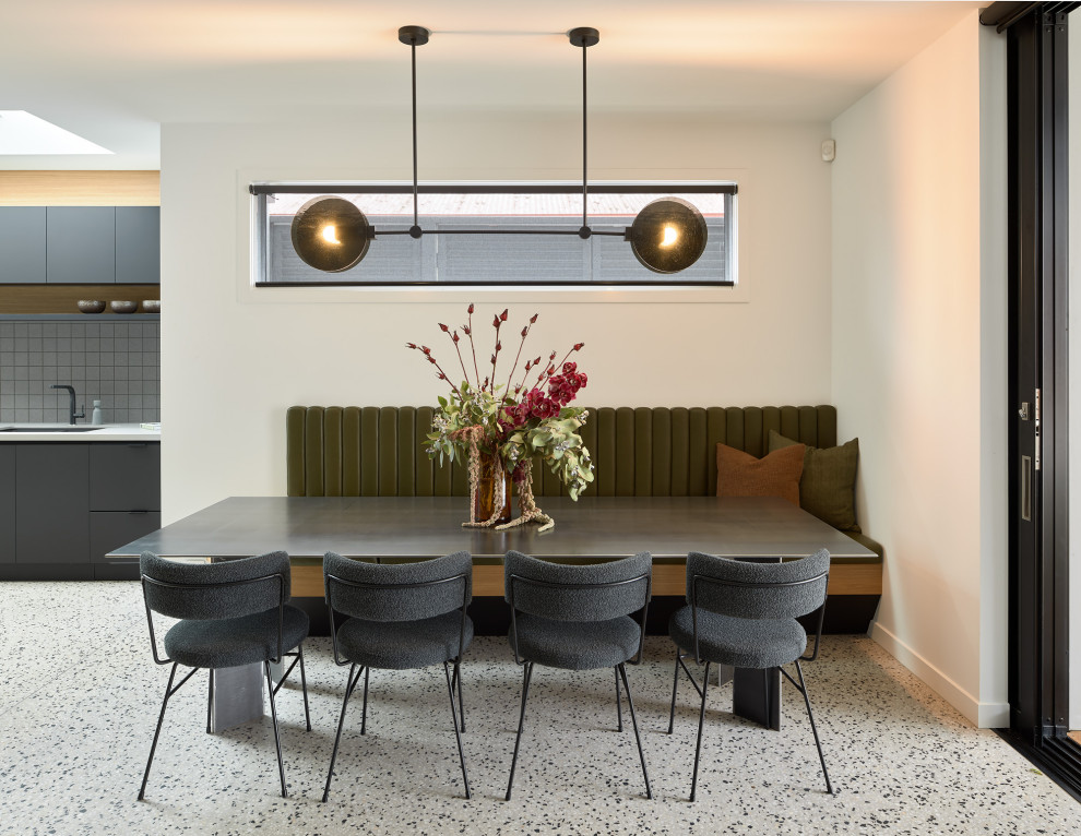 Ispirazione per una sala da pranzo minimal di medie dimensioni con pavimento in cemento e pavimento multicolore