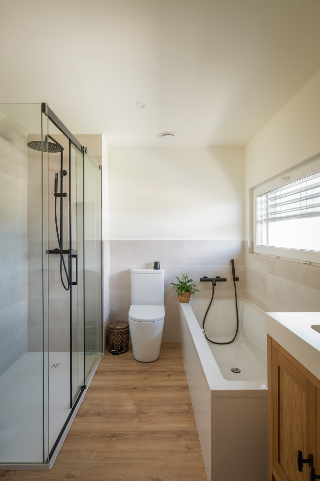 Источник вдохновения для домашнего уюта: ванная комната в средиземноморском стиле с фасадами с выступающей филенкой, белыми фасадами и тумбой под две раковины