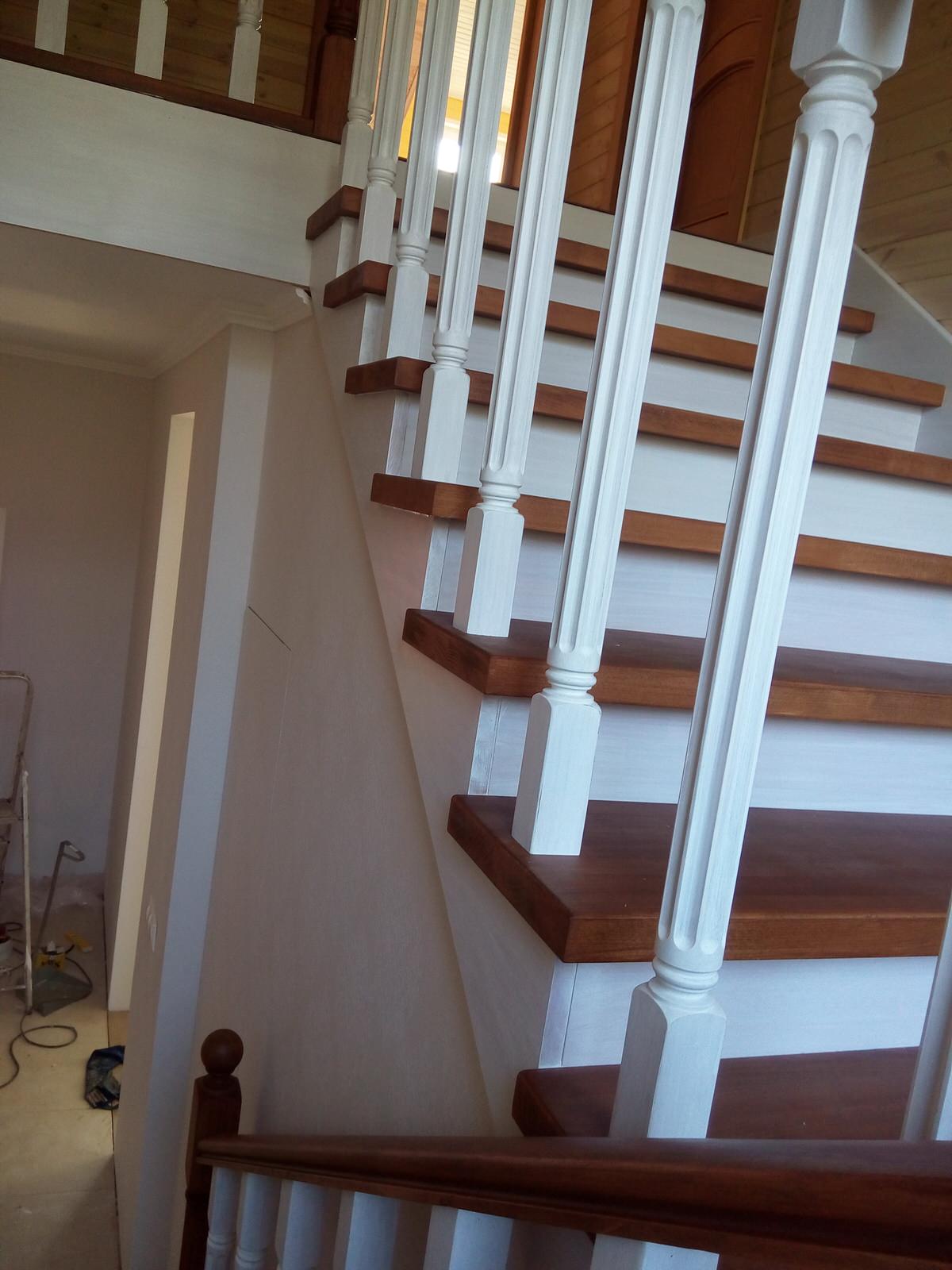 Лестница 2-х цветная с канелюрами