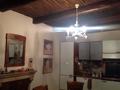 Consiglio per arredare zona cucina soggiorno con pavimento colorato e Pavimenti per cucina e soggiorno