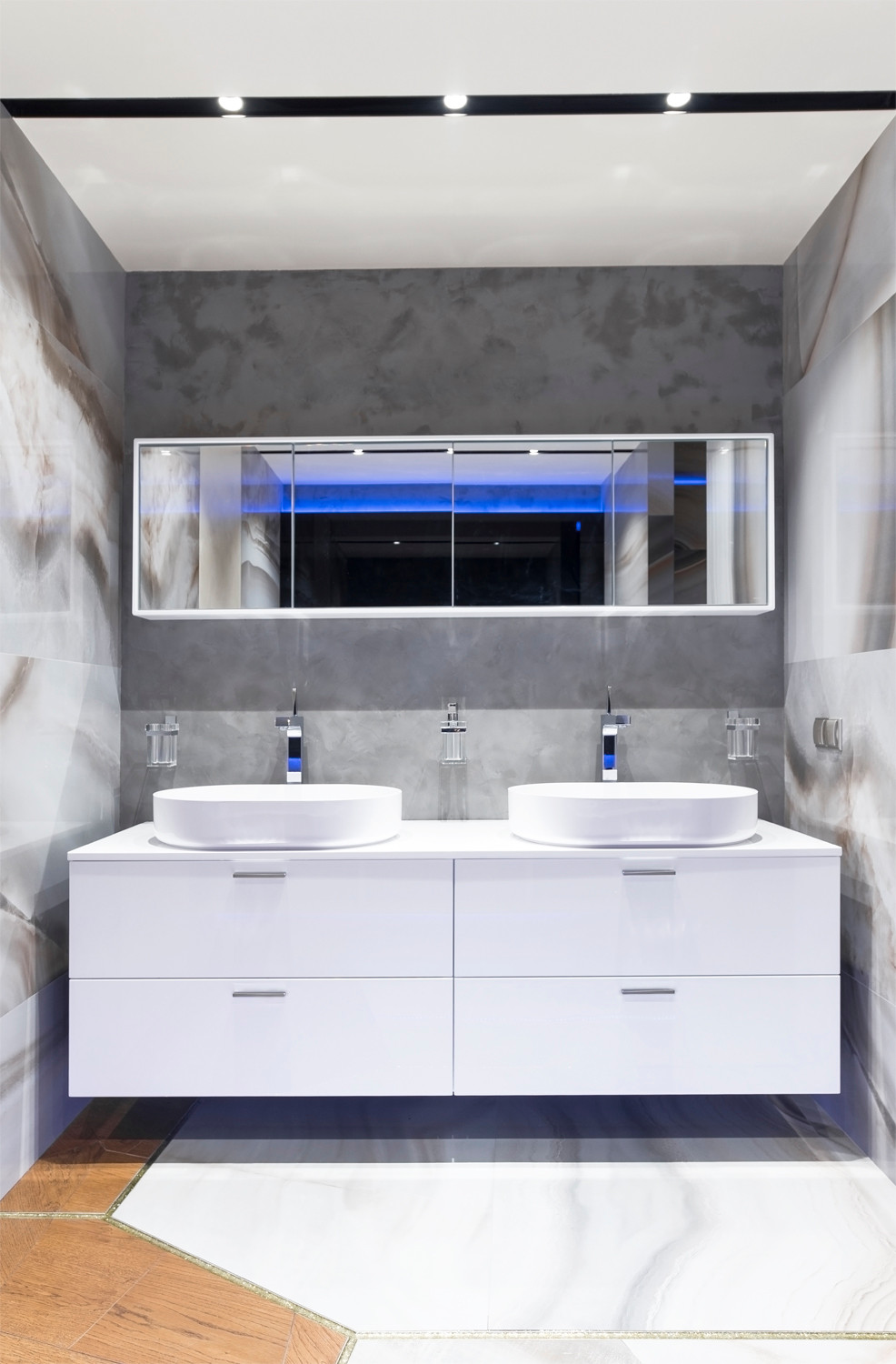 Ванная из оникса, снятая тремя разными сценариями освещения. ЖК "Алые Паруса".