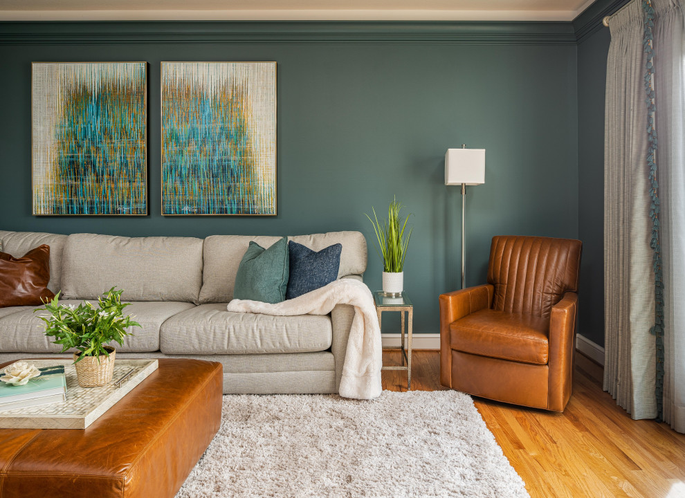 Aménagement d'une salle de séjour classique de taille moyenne et ouverte avec un mur vert, un sol en bois brun, un téléviseur d'angle et un sol marron.