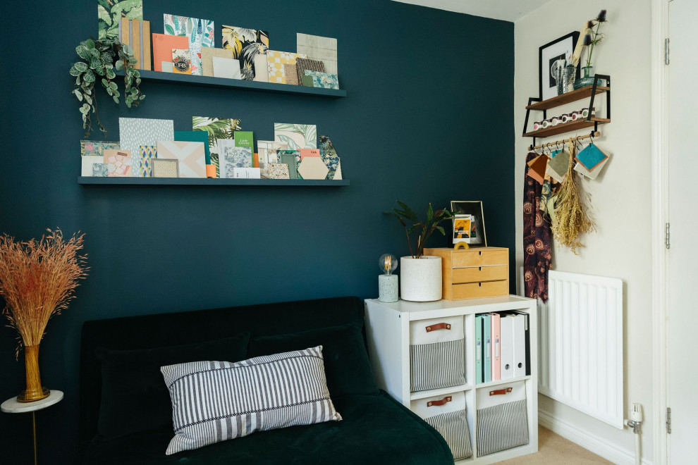 ハンプシャーにある高級な中くらいなコンテンポラリースタイルのおしゃれなアトリエ・スタジオ (青い壁、カーペット敷き、自立型机、ベージュの床) の写真