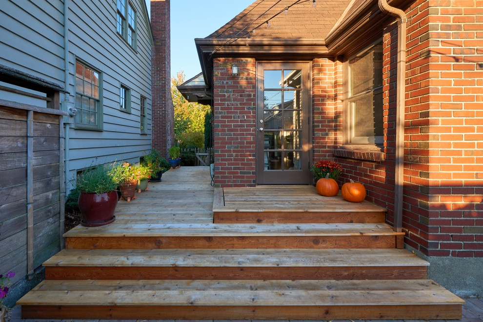Inspiration for a small transitional backyard deck in Seattle with no cover.