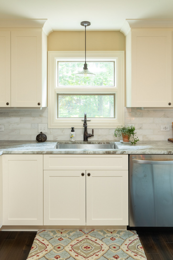 Example of a transitional kitchen design in Chicago