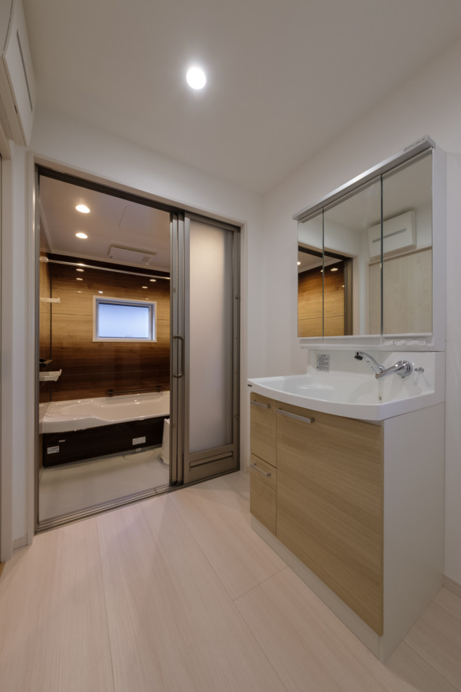 Inredning av ett modernt en-suite badrum, med flerfärgad kakel