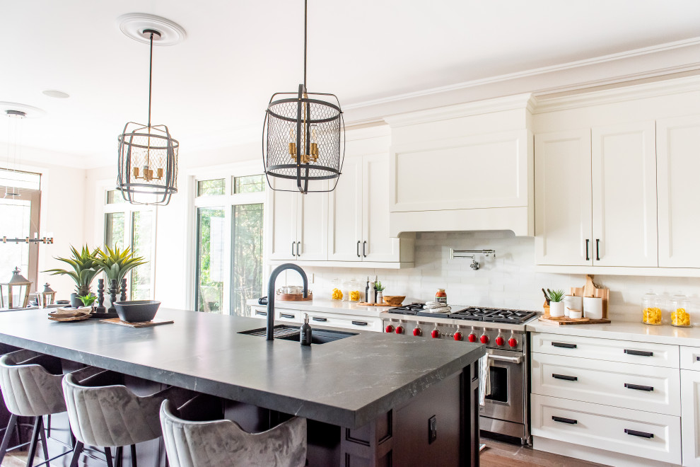 Transitional home design photo in Toronto