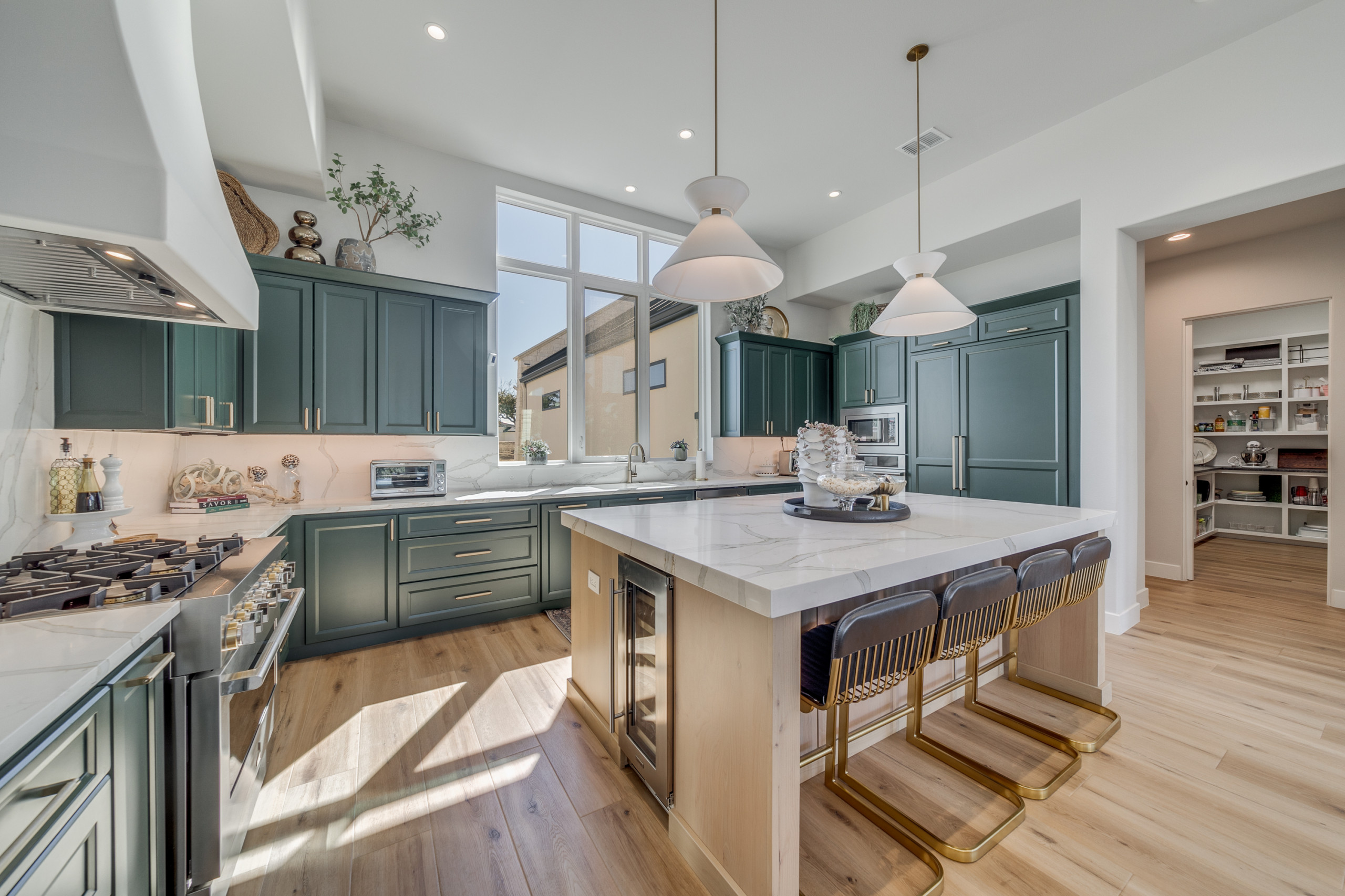 Modern European: 3,830 ft², 4 BR/3 BA/1 ST